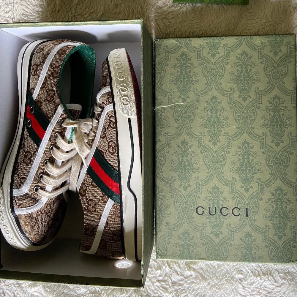 Gucci tennis shoes size 8